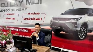 Trung ô tô tại showroom